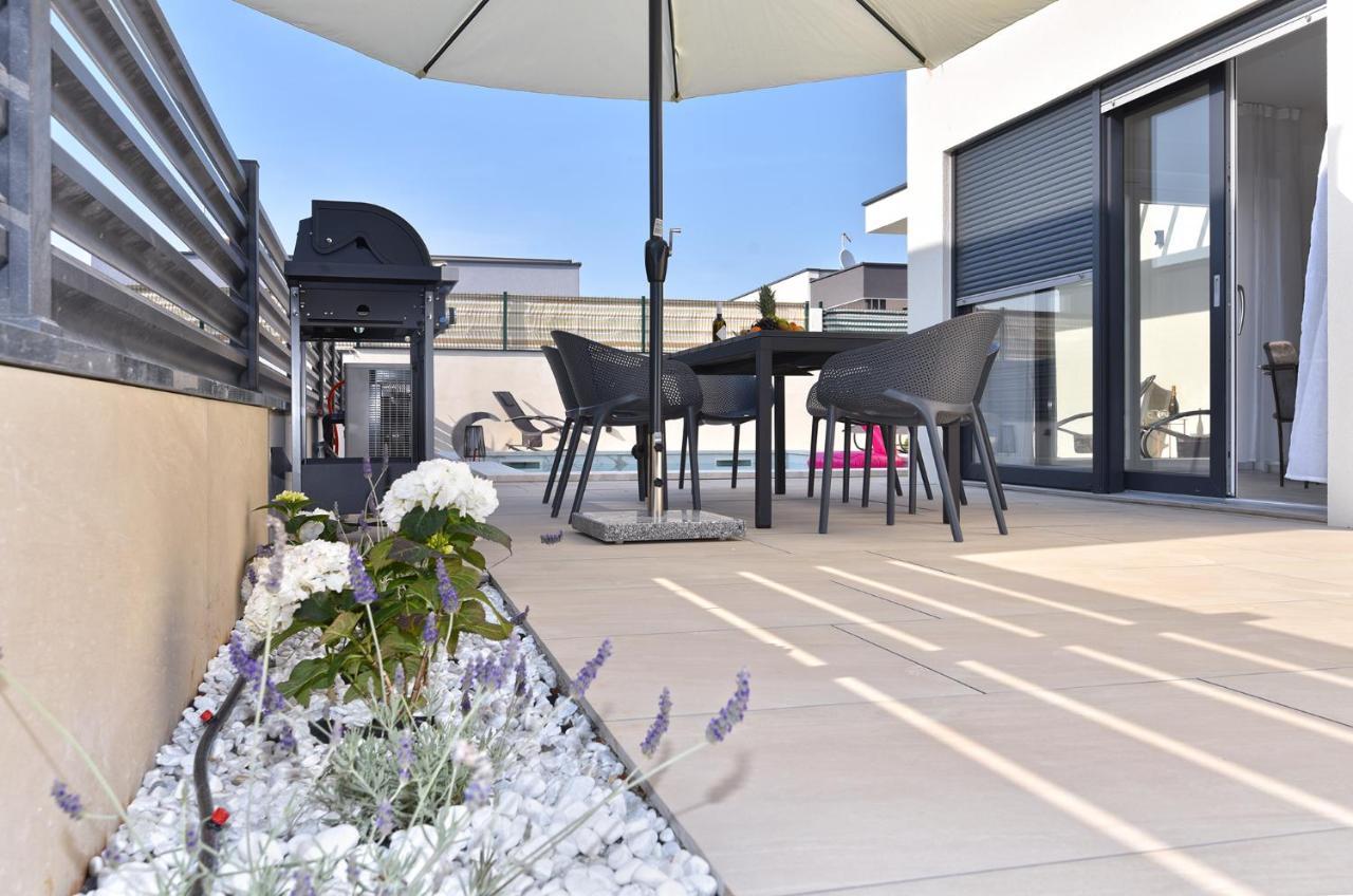 Villa Jlo1 Mit Beheizbarem Pool Peroj Esterno foto