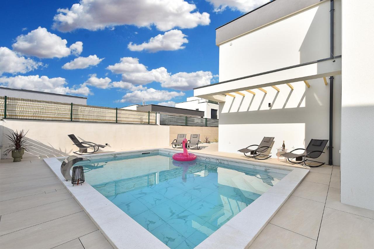 Villa Jlo1 Mit Beheizbarem Pool Peroj Esterno foto