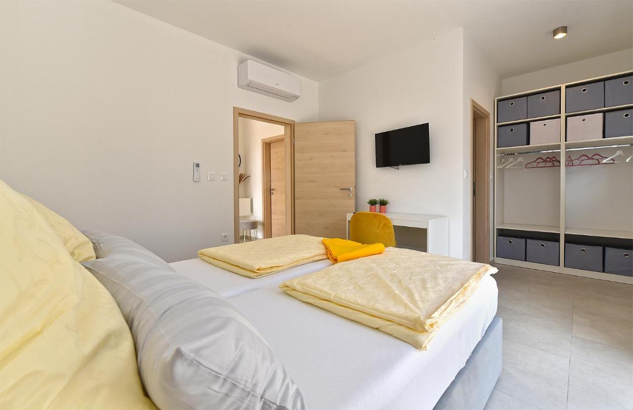 Villa Jlo1 Mit Beheizbarem Pool Peroj Esterno foto