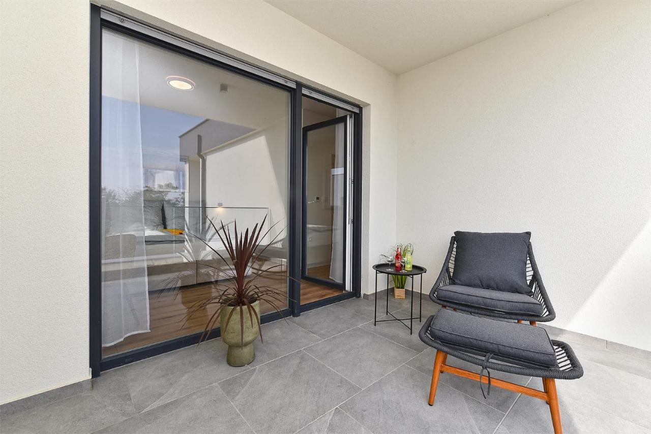 Villa Jlo1 Mit Beheizbarem Pool Peroj Esterno foto